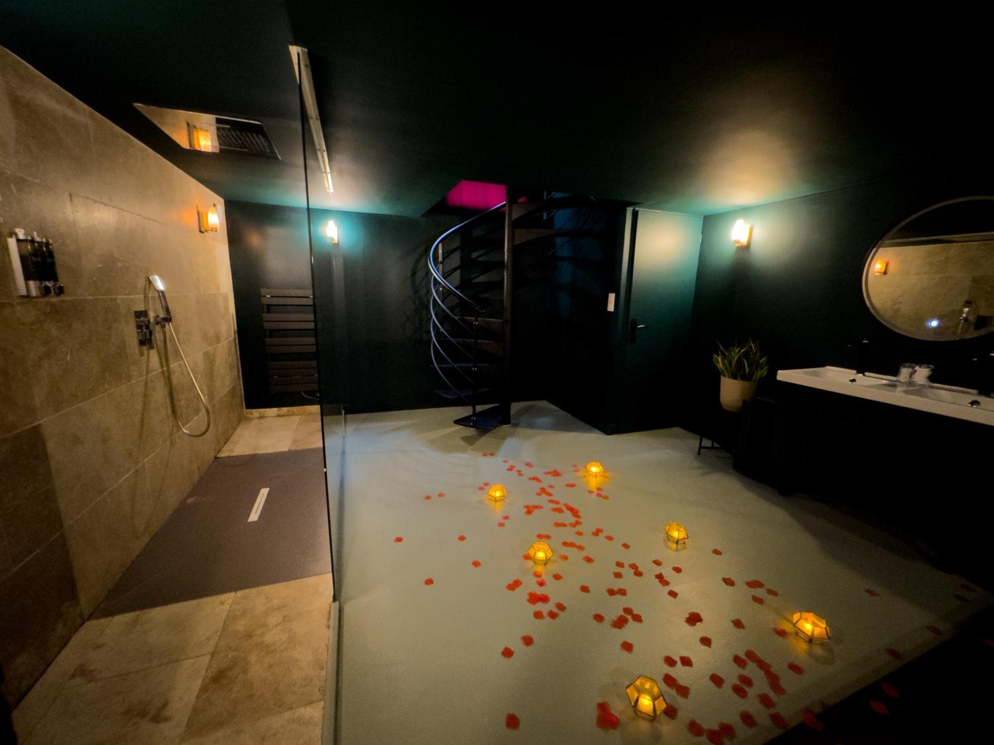 Mieuxqualhotel Jacuzzi Privatif Velvet Desire Bordeaux Exterior foto