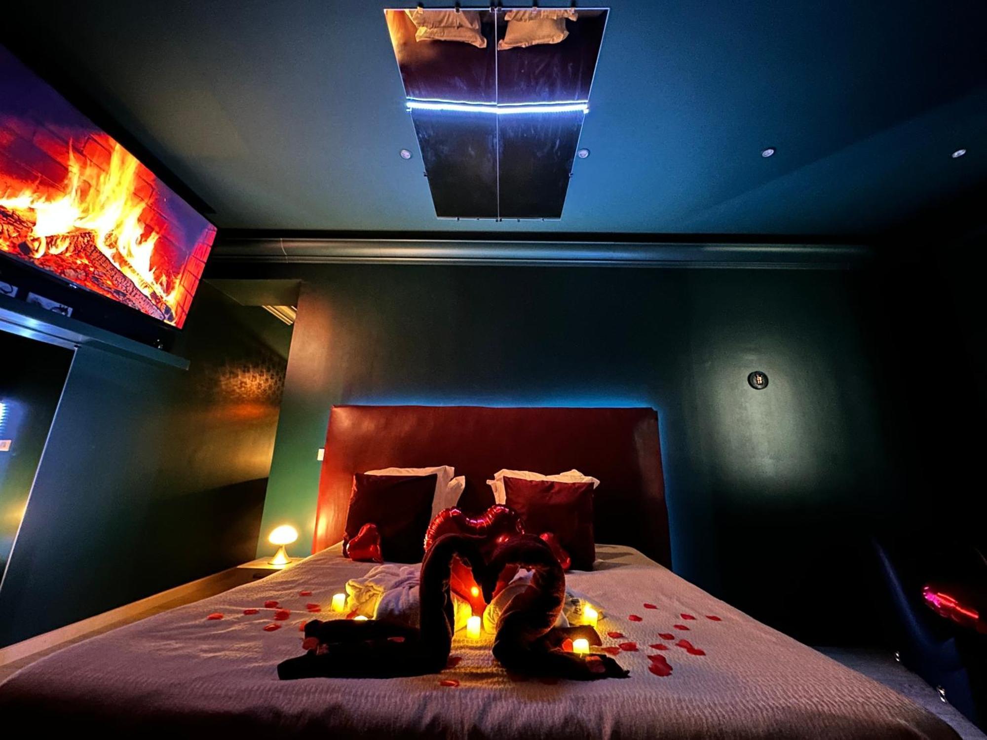 Mieuxqualhotel Jacuzzi Privatif Velvet Desire Bordeaux Exterior foto