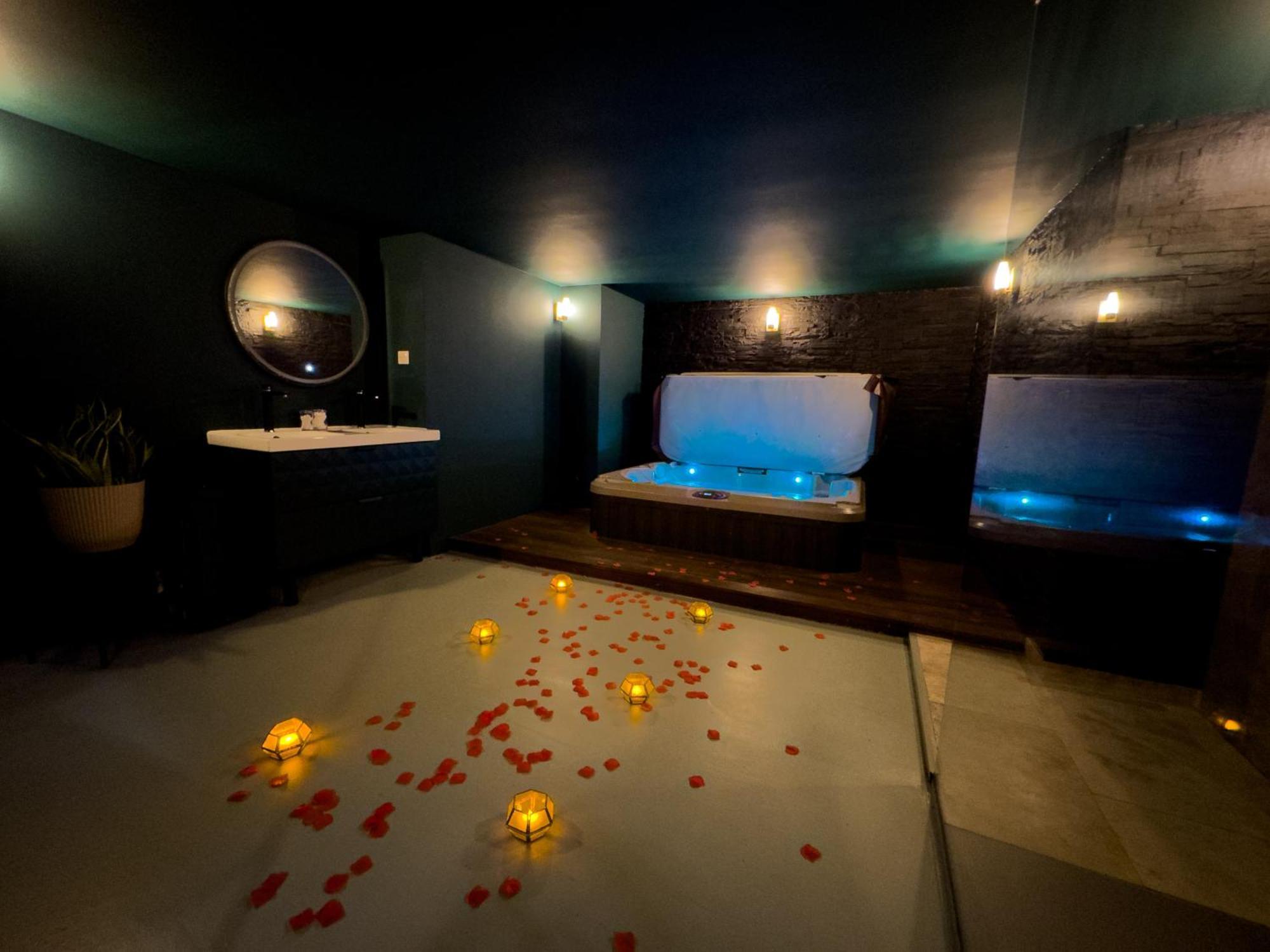 Mieuxqualhotel Jacuzzi Privatif Velvet Desire Bordeaux Exterior foto
