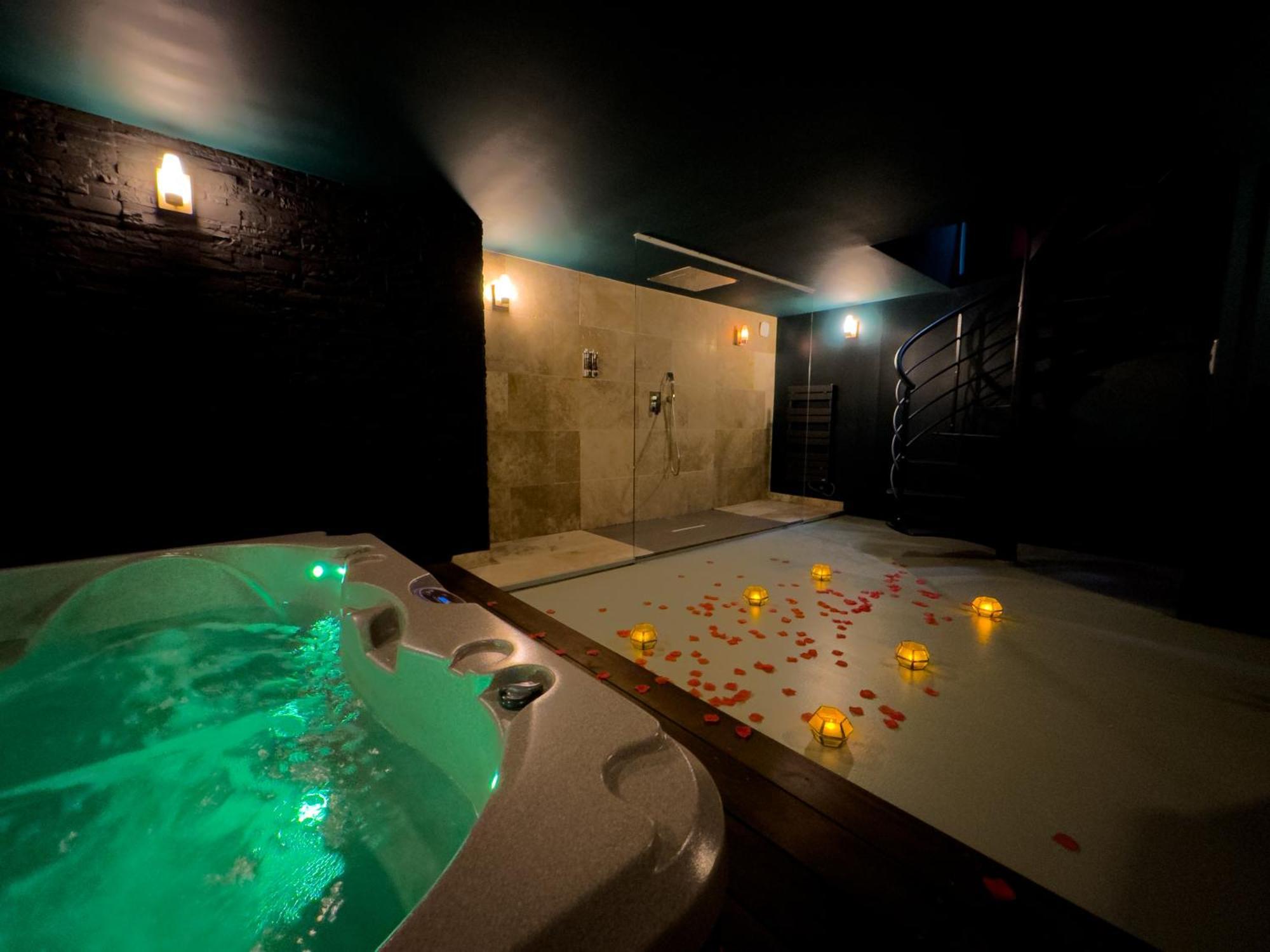 Mieuxqualhotel Jacuzzi Privatif Velvet Desire Bordeaux Exterior foto